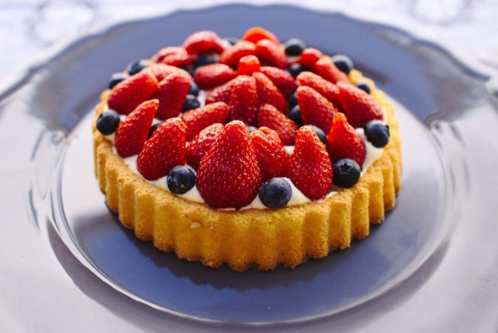 cupcake-with-strawberry-toppings
